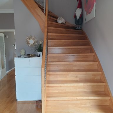 Vollholztreppe in Sonderbreite
