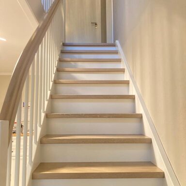 Holztreppe weiß mit gebeizten Stufen / Handlauf