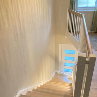 Holztreppe weiß mit gebeizten Stufen / Handlauf