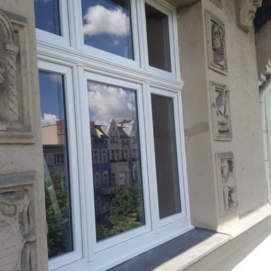 Kunststoff- Fenster mit Zierprofilen.