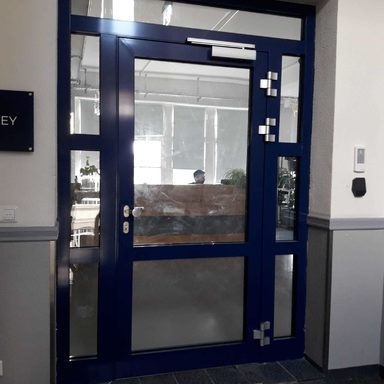 Alu- Tür mit Motorschloss