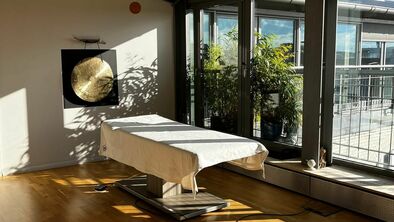 Massageliege in einem schönen Raum mit Sonnenstrahlen