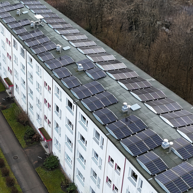 Mieterstrom-PV-Module auf dem Mehrfamilienhaus einer Berliner Wohnungsbaugenossenschaft