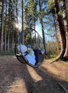 Frau mit Kind beim Wandern: ein natürliches Familienfoto auf der Plattform PiViDro