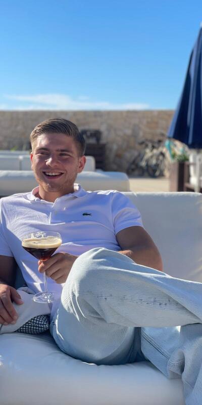 Danke an David, der Bilder drei Stockwerke hoch und runter trägt, beim Aufbau hilft, das ein oder andere Video und Foto macht und immer signalisiert, dass er an mich glaubt