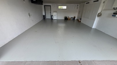 Vergleich eines Hausdachs: linke Seite stark verschmutzt und von Moos bedeckt, rechte Seite nach professioneller Dachreinigung sauber und glänzend.