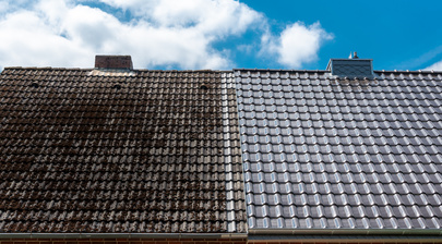 Vergleich eines Hausdachs: linke Seite stark verschmutzt und von Moos bedeckt, rechte Seite nach professioneller Dachreinigung sauber und glänzend.