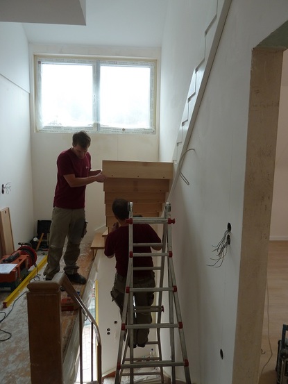 Moderne Innentreppe mit natürlichen Holzstufen, anthrazitfarbener Stahlwange und Edelstahlgeländer – Treppenbau im Rhein-Main-Gebiet