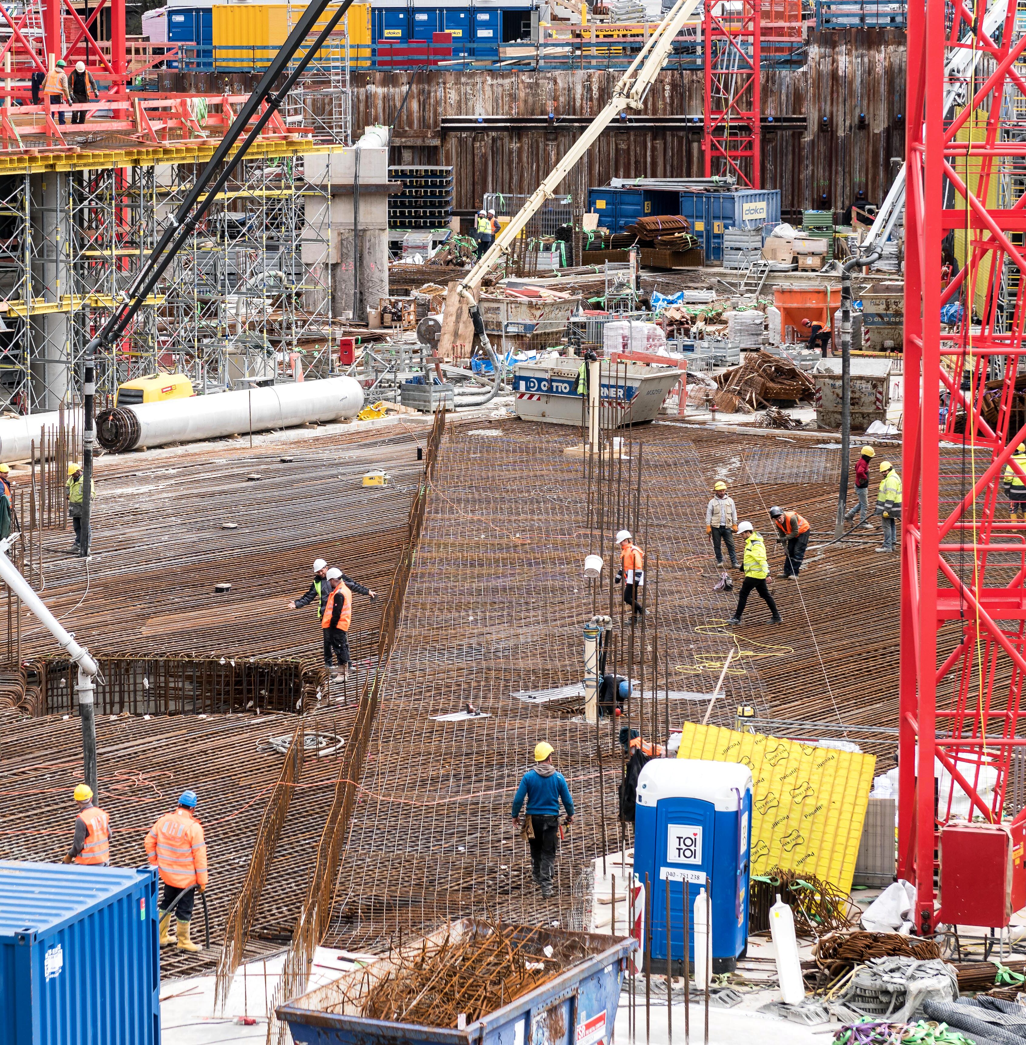 Arbeiter auf einer Baustelle in Deutschland beim Tiefbau