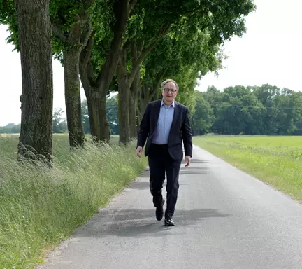 Dr. Tobias Lehberg auf Landstraße