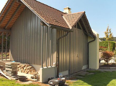 Holzfassade mit Metallverkleidung außen