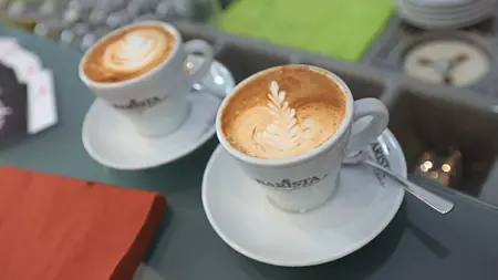 zwei Kaffeetassen mit Coffee Art