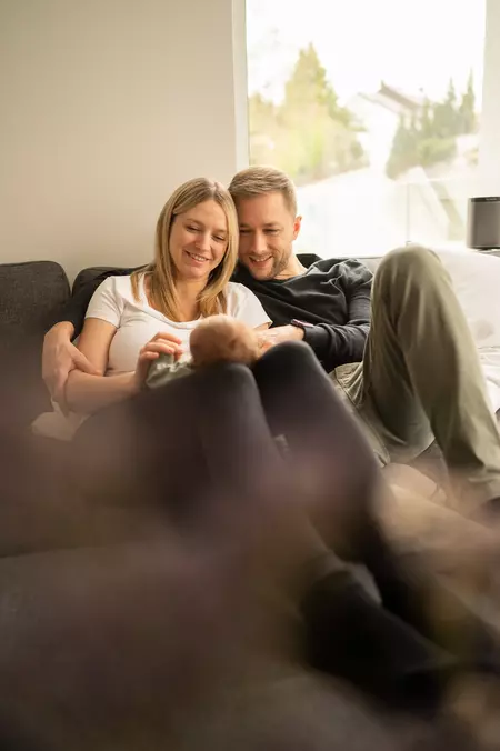 Ein Neugeborenen Shooting in Berlin mit glücklichen Eltern