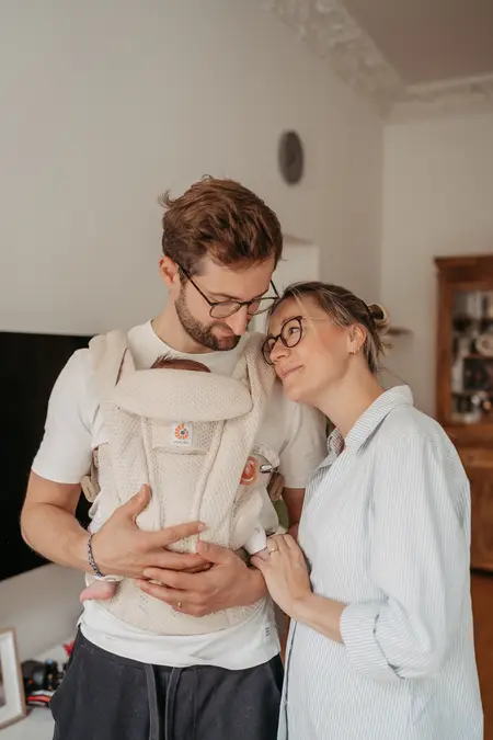 Ein Neugeborenen Shooting in Berlin mit glücklichen Eltern