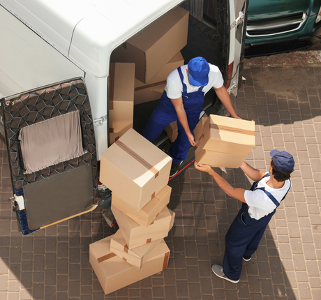 Umzugskartons und Frau