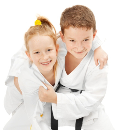 2 Kinder im Taekwando Anzug