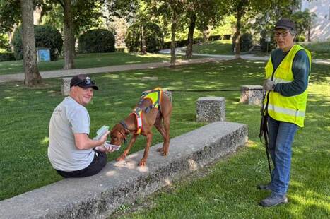 1 Hund mit seiner Hundeführerin hat gerade eine Person gefunden und wird belohnt