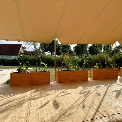 Sailcloth Festzelt mit Blumenkästen