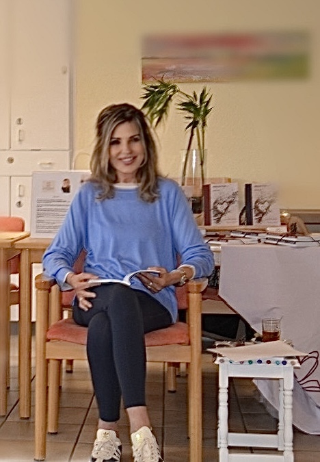 Autorin Ela bei einer literarischen Lesung mit Gedichten, Geschichten und lyrischer Prosa.