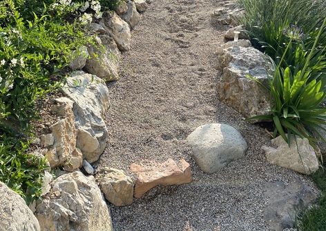Blumenweg mit Lavendel