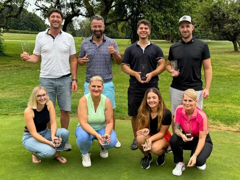 Das sind sie: die Siegerinnen und Sieger der 4er Clubmeisterschaften 2024: v.l.: Vera Meyer mit Alexey Chaykovskiy (1. Netto), Monika Mäx mit Julian Mirsberger (2. Brutto), Laura-Lucia Romano mit David Sopp (1. Brutto), Nicole Barnow mit Tobias Schlund (2. Netto). HERZLICHEN GLÜCKWUNSCH!