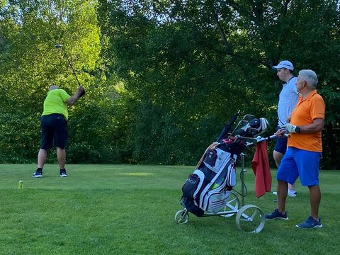 Start des 9-Loch-Turniers an Abschlag 4.