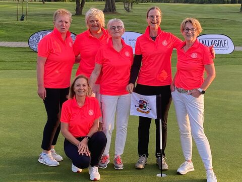 Im neuen Outfit und sichtlich zufrieden mit einem dritten Platz auf der Bundesliga-Anlage des GC Fürth.
v.l.: Dr. Gertraud Schlenk, Georgia Wittich-Menne, Ursula Mäx, Claudia Nickel, Birgit vom Felde-Oberg, Claudia Zirbs.