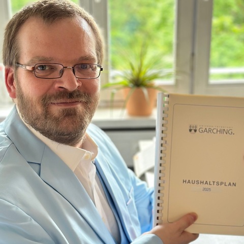 Haushaltsplan – Mitarbeiter präsentiert den Haushaltsplan 2025 der Stadt Garching