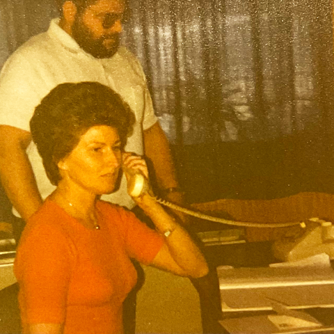 Taxengemeinschaft Hamm - Historie - Telefonzentrale - Frau, die telefoniert