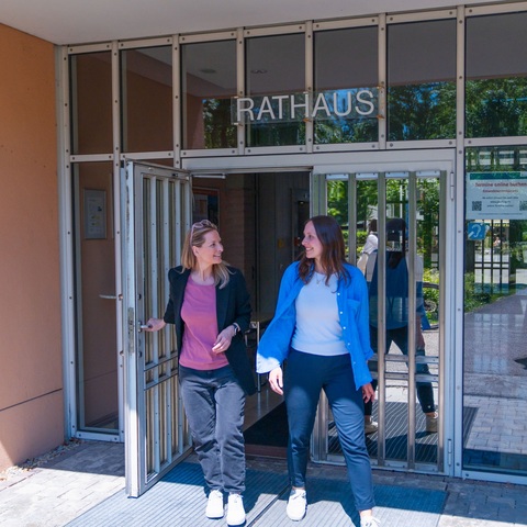 Vor dem Rathaus – Zwei Mitarbeiterinnen verlassen das Rathaus und unterhalten sich