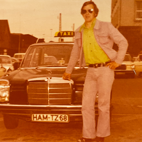 Taxengemeinschaft Hamm - Historie - Ein Mann, der vor einem Taxi steht