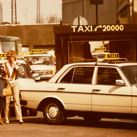 Taxengemeinschaft Hamm - Historie - Parkendes Taxi, vor dem eine Frau steht