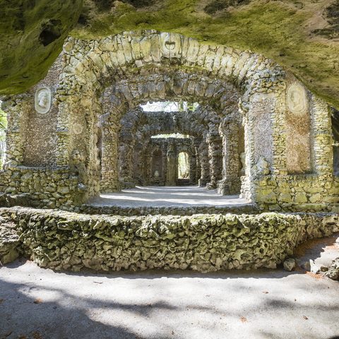 Felsengarten Sanspareil_Blick aus der Kalypsogrotte auf das Ruinentheater Foto Thomas Köhler Quelle: Bayerische Verwaltung der staatlichen Schlösser, Gärten und Seen Schloss Nymphenburg,