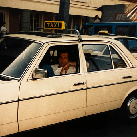 Taxengemeinschaft Hamm - Historie - Ein Taxifahrer in einem Taxi
