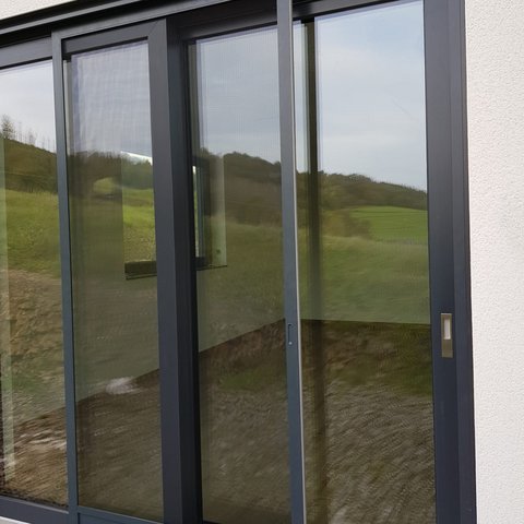 Insektenschutzgittertür geöffnet