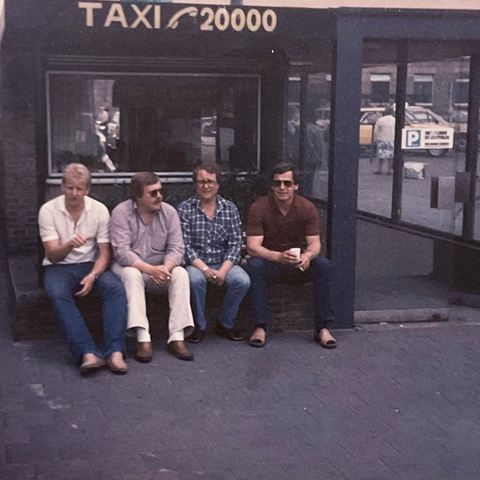 Taxengemeinschaft Hamm - Historie - Personen, die auf ein Taxi warten 