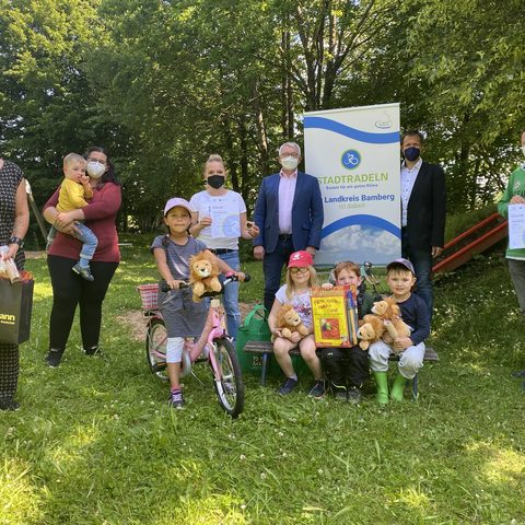 STADTRADELN 2021 - ein voller Erfolg!
Preisverleihung durch Herrn Landrat Kalb an den fahrradaktiven Kindergarten Haus für Kinder St. Jakobus Königsfeld
Quelle: Landratsamt Bamberg
