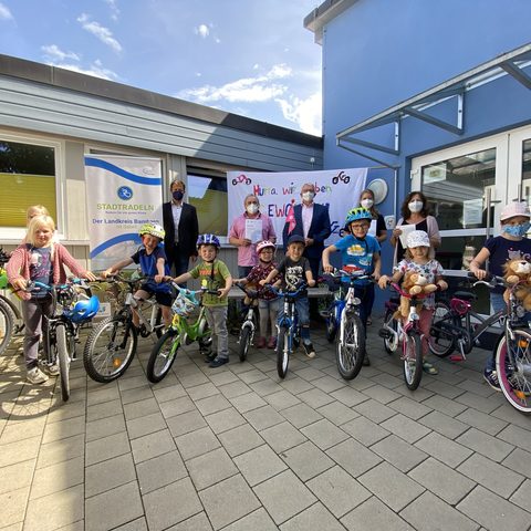 STADTRADELN 2021 - ein voller Erfolg!
Preisverleihung durch Herrn Landrat Kalb an den fahrradaktiven Kindergärten Jura Paradies Stadelhofen
Quelle: Landratsamt Bamberg
