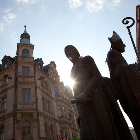 Dreiherrschaftsbrummen mit Fassade im Gegenlicht © Tourist-Information Fürth / Erich Malter