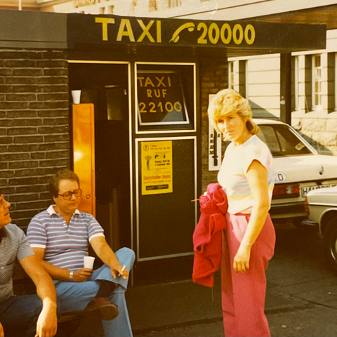 Taxengemeinschaft Hamm - Historie - Personen die auf ein Taxi warten