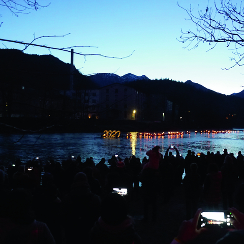 Neujahrs-Fackelschwimmen 2023 (JPG, 8.9 MB). Bildnachweis: Füssen Tourismus und Marketing_Ingrid Yasha Rösner