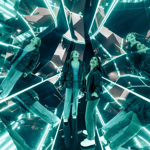 Auf 1.000 Quadratmetern erwarten die Besucher*innen über 30 interaktive Fotospots, faszinierende Illusionen und immersive Räume © Magic Bavaria