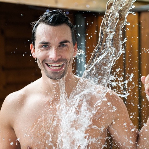 Saunieren ist gerade bei Hitze besonders wohltuend und gesund. Genaueres erfährt man vom 19. bis 23. Mai beim Sauna-Diplom „Supertalent Sommersauna“.
Foto: Obermain Therme / Ronny Kiaulehn