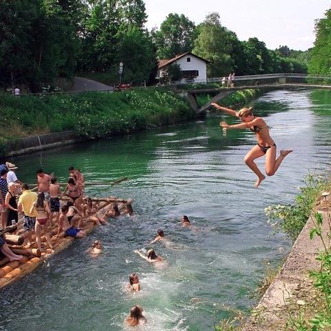 Badende und Isarfloss bei der Grosshesseloher Bruecke, © München Tourismus, Shahow Wali.