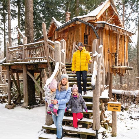 Außergewöhnliche Übernachtungsmöglichkeiten im WinterWunderWald bieten die komfortablen Baumhäuser im Natur-Resort. Quelle: Erlebnispark Tripsdrill GmbH & Co. KG