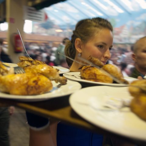 Bedienung mit Wiesnhendl © München Tourismus Marden Smith