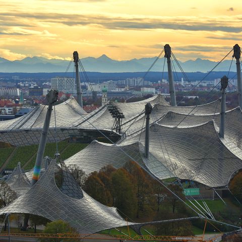 Alpenkette und Olympiazeltdach, © München Tourismus, Tommy Lösch