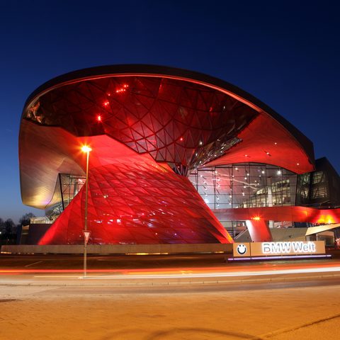 BMW Welt bei Nacht rot beleuchtet, © München Tourismus, S. Müller