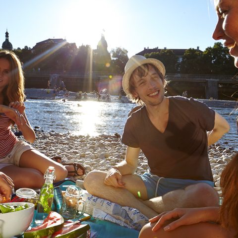 Freunde an der Isar © München Tourismus, Christian Kasper