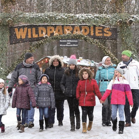 Vom 26. November 2021 bis 6. März 2022 bringt der WinterWunderWald im Wildparadies Tripsdrill noch mehr Leben in die kalte Jahreszeit! Quelle: Erlebnispark Tripsdrill GmbH & Co. KG